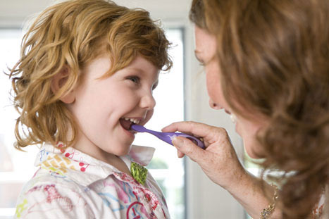 Cleaning_children_s_teeth_properly.jpg